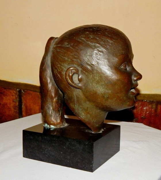 Image 1 of Elegante escultura de bronce: busto de una niña sobre una base de mármol macizo.