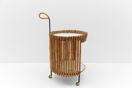 Image 1 of Set van 2 Mid-Century Modern ronde serveerwagens van bamboe, jaren 60,