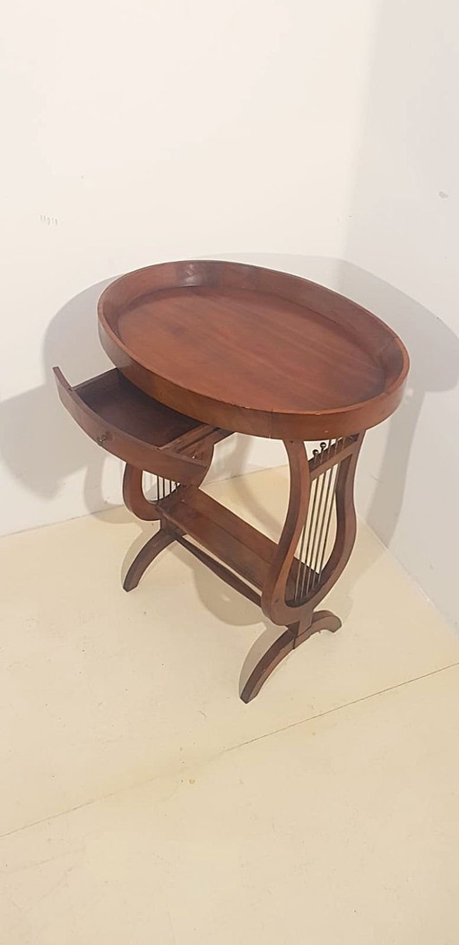 Table d'appoint vintage française avec pieds en forme de lyre et plateau ovale