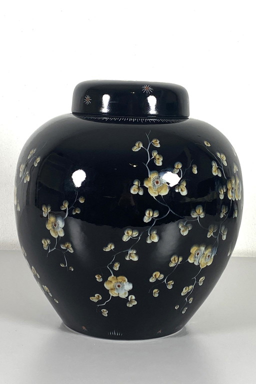 Jarre à couvercle en porcelaine.