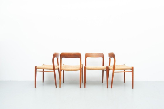 Image 1 of 4x eetkamerstoelen model 75 gemaakt van teakhout van Niels Otto Møller voor J.L. Møller Møbelfabrik (jaren 50)