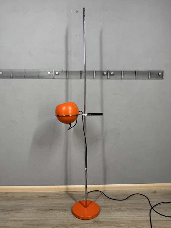 Image 1 of Lampada da terra vintage – Gepo / Gerda – paralume sferico in metallo arancione – design Space Age anni '70