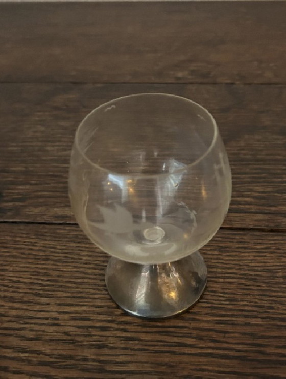 Image 1 of Bicchiere da vino con base in metallo e incisione di un pesce cacciatore