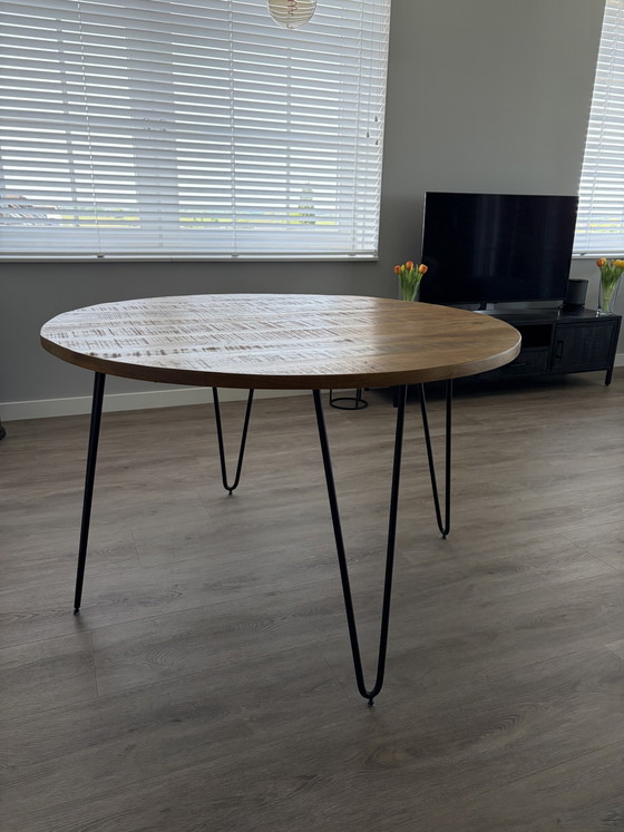Image 1 of Table de salle à manger triangulaire Kick 120 cm en bois de manguier