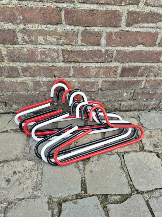 Image 1 of Perchero posmoderno con perchas