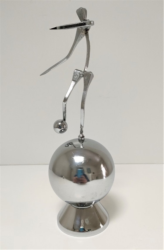 Image 1 of Escultura deportiva de acero con el sello de una corona de orfebre