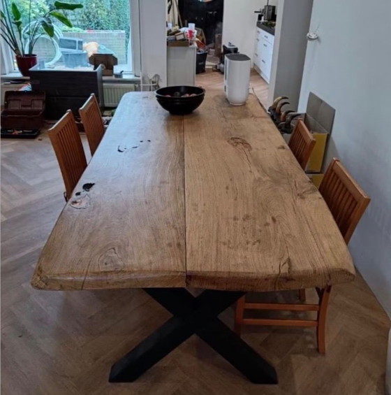 Image 1 of Mesa de roble macizo con base de acero.