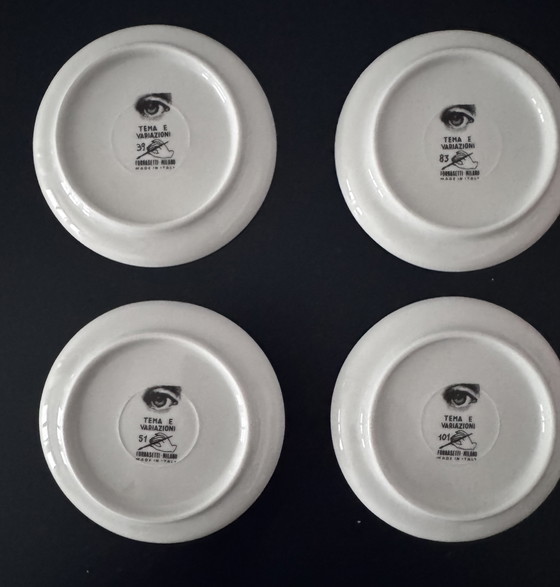 Image 1 of Fornasetti Sottobicchieri in porcellana “Tema e Variazioni” – Set da 4 (8,5 cm) – Con scatola – N. 39 / 51 / 83 / 101