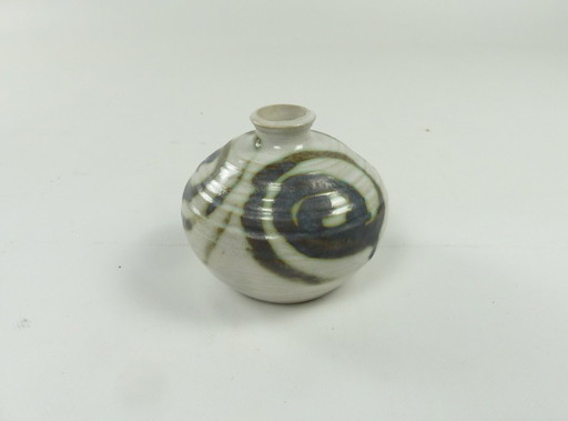 Gerard T Lyons (Scotland), small stoneware soliflore vase, circa 1970.