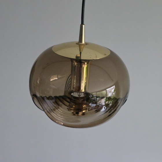 Image 1 of Vintage Space Age hanglamp – Peill & Putzler “Wave” / “Futura” – 1970s Duitsland – Rookglas en Metaal – Ø 26 cm. Goud.