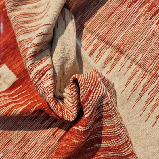 Handgeweven modern rood ikat kilim tapijt | Platgeweven wollen tapijt | 168 × 239 cm (66 × 94 inch) (photo 4 of 10)
