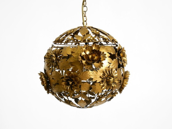 Preciosa y singular lámpara de techo esférica de metal con diseño floral, estilo Regencia de los años 70. (photo 2 of 20)