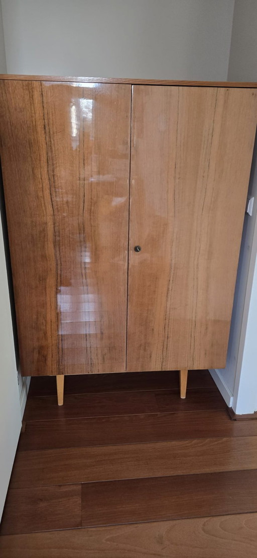 Vintage-Kleiderschrank aus Holz zum Aufhängen und Ablegen