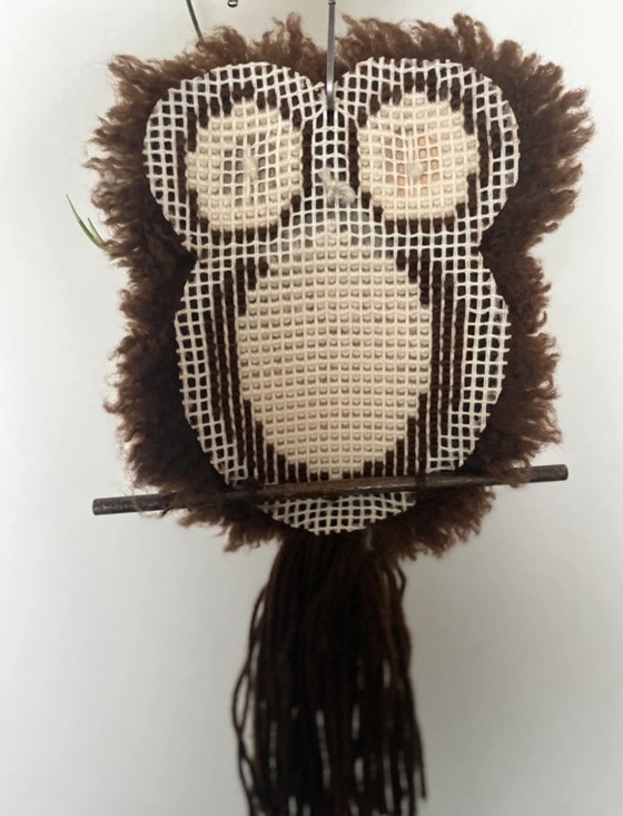 Image 1 of Chouette laineuse vintage, tapisserie, yeux et bec en céramique