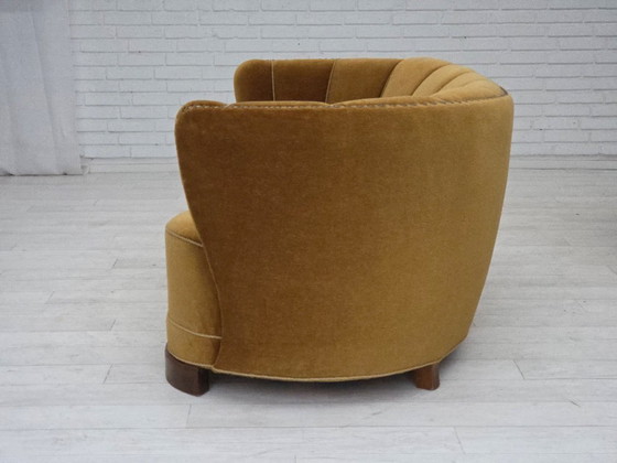 Image 1 of Deense "Banan" tweezitsbank uit de jaren 60, origineel olijfgroen meubelvelours.