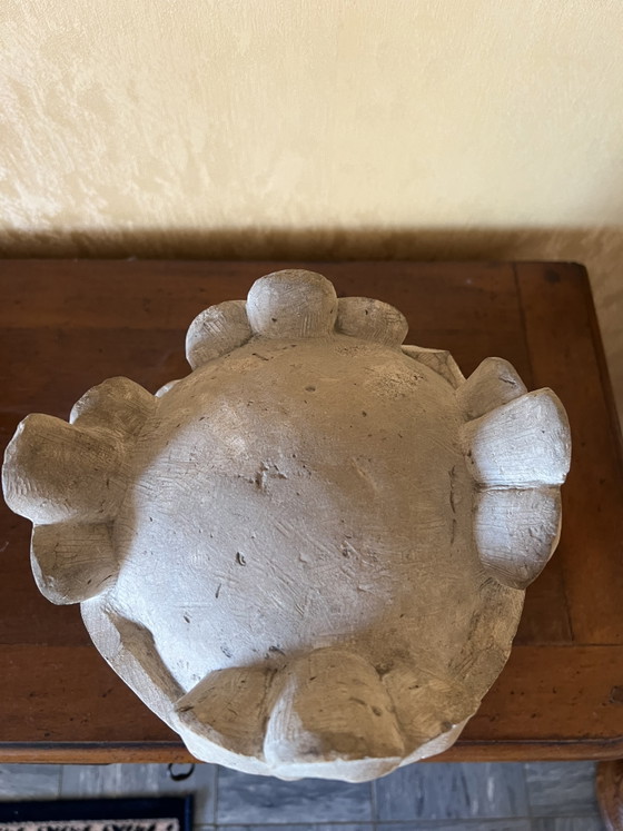 Image 1 of Escultura antigua de piedra hecha a mano que representa a Betsabé.