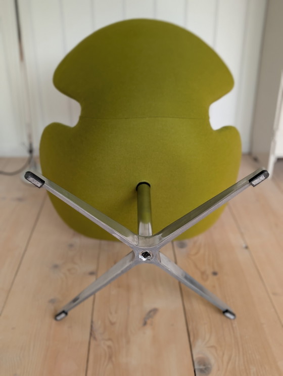 Poltrona vintage Swan in stile Arne Jacobsen – Verde – Base girevole in alluminio – Poltrone, Textile (photo 12 of 13)