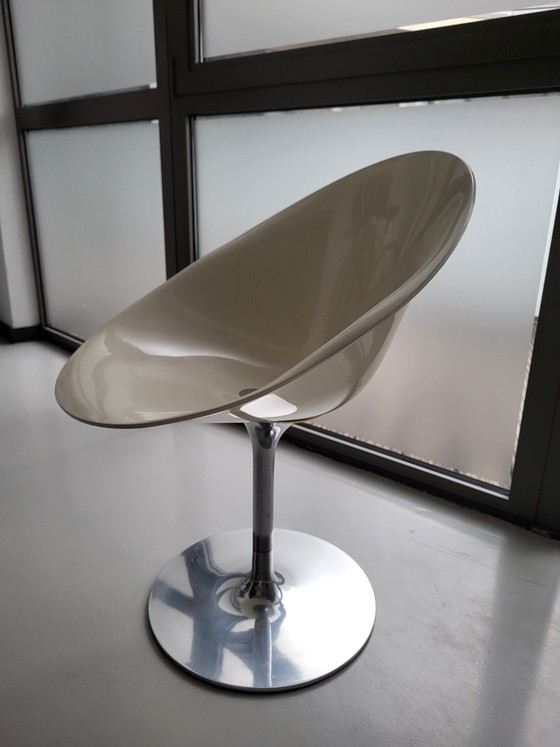 Mesa de diseño Glossy Oval de Kartell con 6 sillas de diseño de Philippe Starck – Conjuntos de comedor (photo 7 of 9)