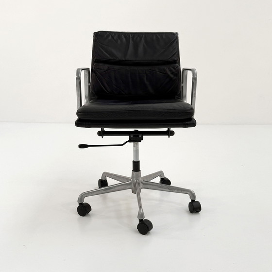 Image 1 of EA217 Chaise de bureau en cuir souple de Charles & Ray Eames pour ICF, années 1970