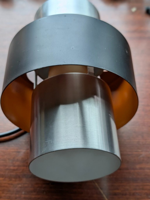 Lampada a sospensione Lakro in alluminio spaziale, interno nero e arancione