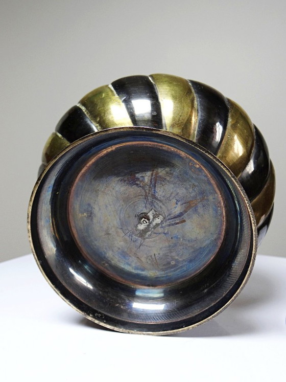 Image 1 of Olla artesanal india antigua con tapa de latón retorcido, de los años 60 a los 80.