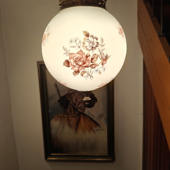 Image 1 of Suspension vintage en verre opalin à motif floral – Aspect laiton – Ampoule incluse