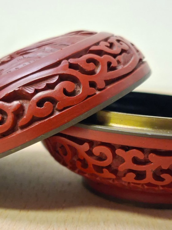 Image 1 of Tasse à encre rouge de Chine avec des fleurs sculptées à la main - vers 1940