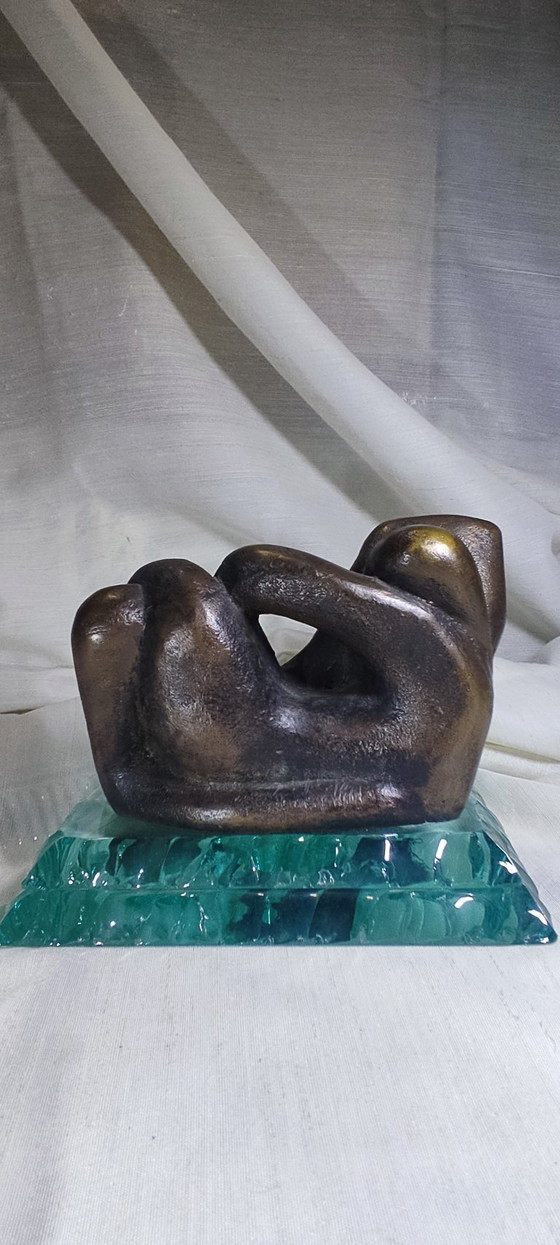 Image 1 of Escultura abstracta de bronce sobre base de vidrio sólido