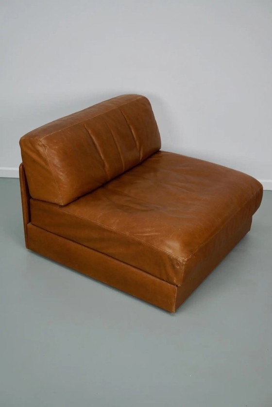Image 1 of De Sede DS 76 loungestoel / slaapbank van cognackleurig leer, Zwitserland, jaren 1970