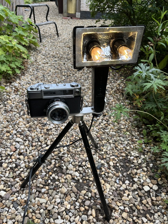 Original Yashica camera on a tripod with large flash (mains powered) – Decorative Objects, Glass, Metal (photo 3 of 15)