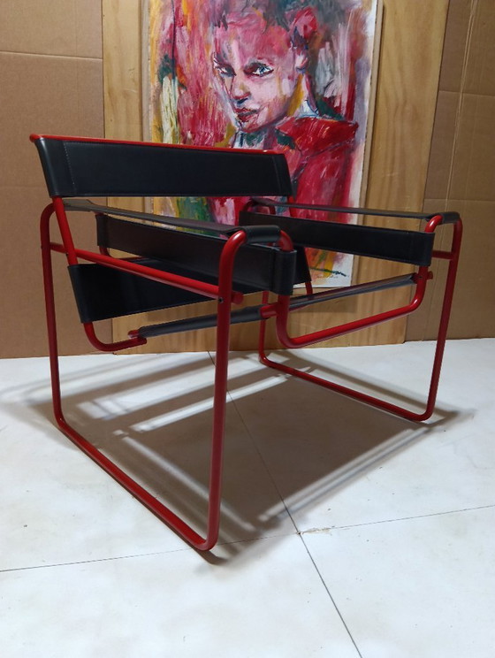 Image 1 of Bolso Knoll Wassily B3 rojo mate, nuevo-usado, en piel negra, de Marcel Breuer.