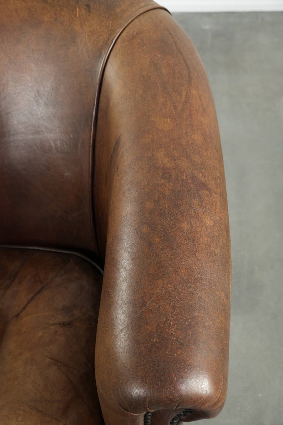 Image 1 of Heerlijke stoere cognac kleurige schapenleren clubfauteuil met een mooie vintage look in Engelse stijl