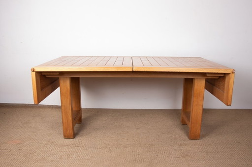 Gran mesa de comedor extensible de roble macizo, diseñada por Guillermo y Chambron en 1960.