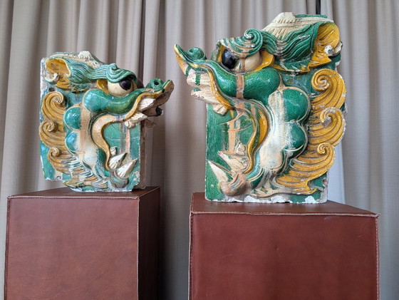 Image 1 of Ein Paar mit Sancai-Glasur verzierte „Drachen-Chiwen“-Dachornamente – Ming-Dynastie