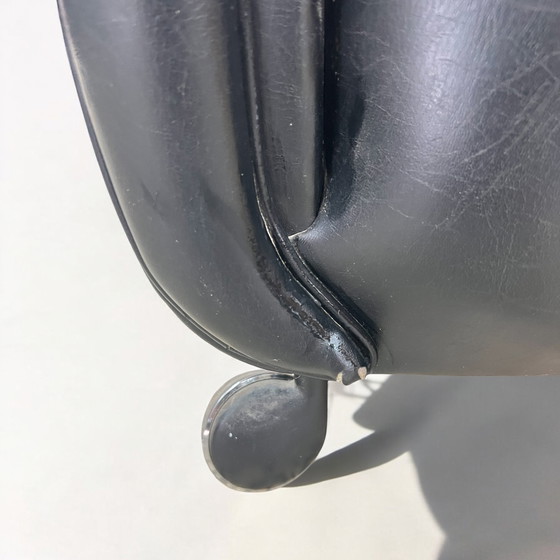 Image 1 of Estilo Art Déco - Sillón club de cuero negro años 50, con ruedas y respaldo remachado