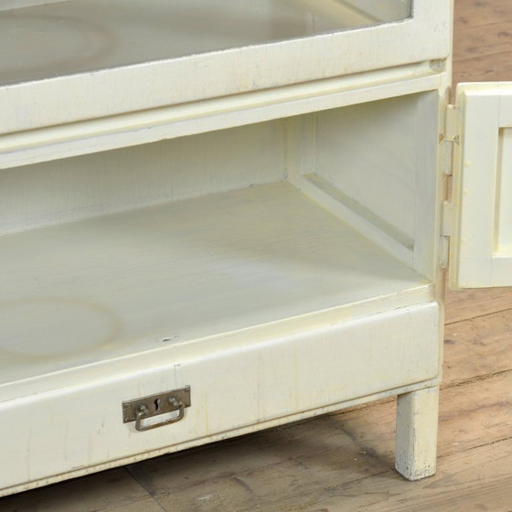 Image 1 of Armoire médicale en bois des années 1930