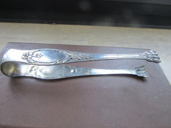 Image 1 of Versilberte Zuckerzange und Zuckersieb, durchbrochener Löffel mit Schlitzen, Antik/Jugendstil, in alter Schachtel, nicht origina