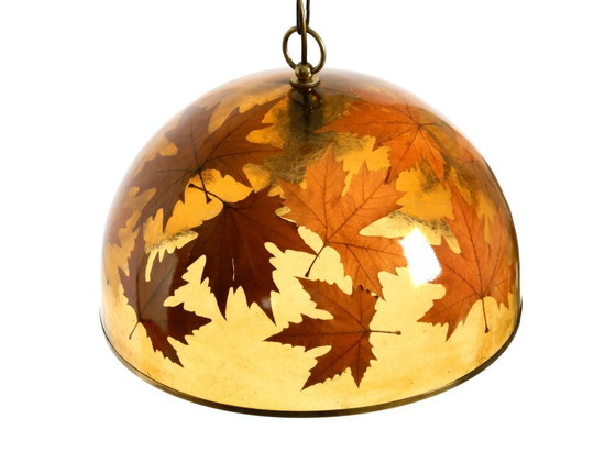 Image 1 of Rara e grande lampada a sospensione italiana degli anni '70 in resina con foglie d'acero incorporate.