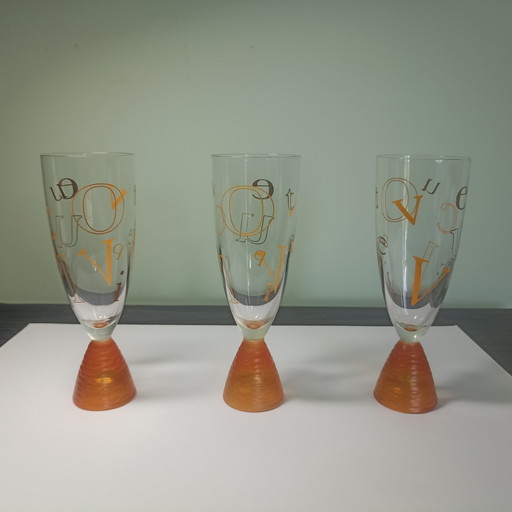 Flûtes à Champagne 'Alphabet' Vintage Veuve Clicquot – Set de 3 – Article de Collection