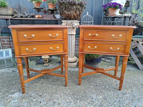 Image 1 of Mesitas de noche clásicas de caoba, mesas auxiliares, cómoda - Dimensiones 60x40 cm y 76 cm de alto