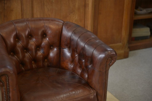 Een paar met leer beklede clubstoelen