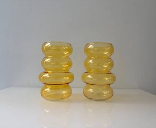 Set aus 2 bernsteinfarbenen Glasvasen im organischen Design