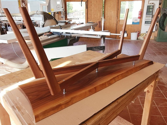 Image 1 of Table basse en noyer avec incrustations de laiton, plateau flottant, bord naturel, veinage exclusif