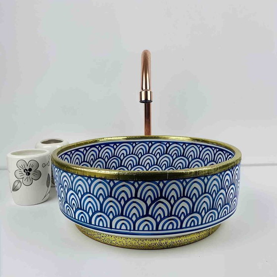 Image 1 of Lavabo marroquí azul pintado a mano con borde de latón elegante