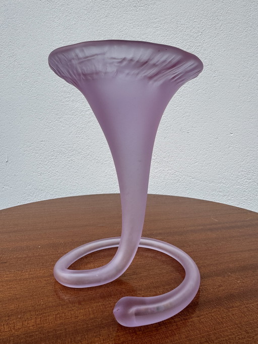 Vaso antico in vetro soffiato a forma di cono