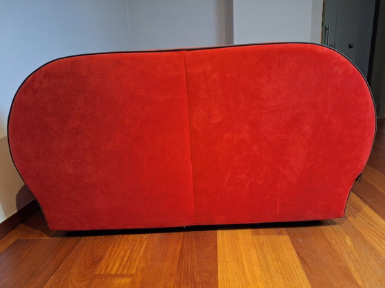 Image 1 of prachtige design zitgroep van Cinna (Frans meubelmerk) met tweezitsbank, ruime fauteuil,bijpassende poef in opvallende rode stof