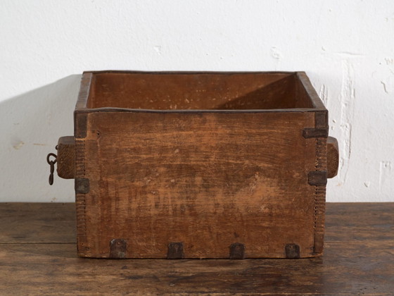 Antique Chinese wooden basket with iron straps – China, circa 1900 – Decorative Objects (photo 33 of 34)