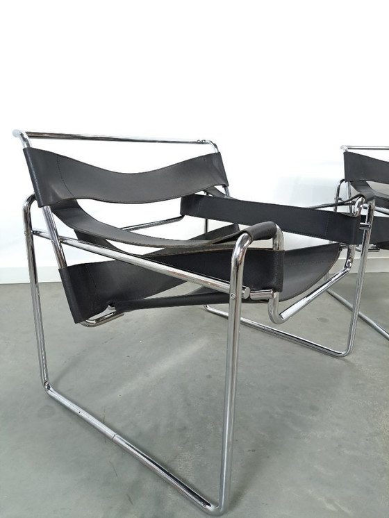 Image 1 of Réplica de la silla Wassily con cuero negro y cromo