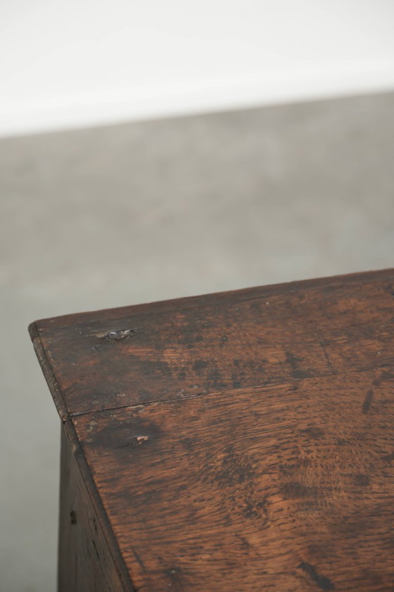 Tavolino basso inglese antico del XVIII secolo, realizzato in rovere con splendide tonalità intense. (photo 9 of 15)