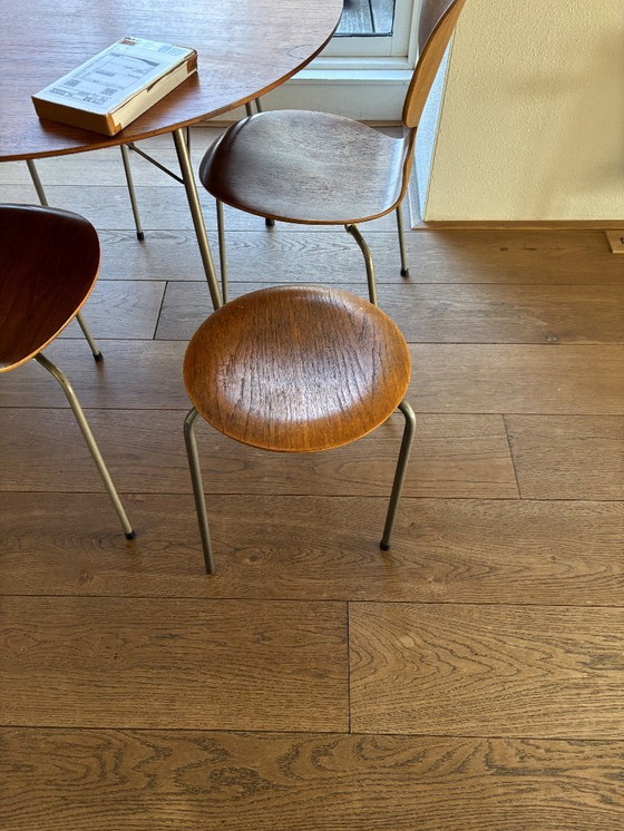 Image 1 of 4 sillas Ant + mesa y taburete Dot de Frits Hansen